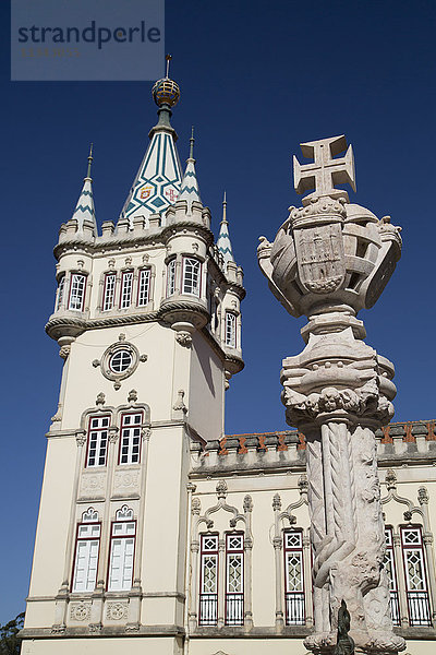 Oberer Teil des gotischen Brunnens im Vordergrund mit Rathausturm im Hintergrund  Sintra  UNESCO-Weltkulturerbe  Portugal  Europa