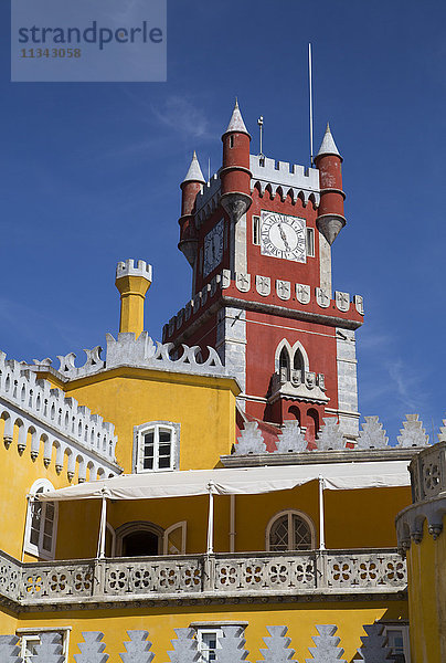 Königinnenterrasse im Vordergrund und Uhrenturm  Penna National Palace  Sintra  UNESCO-Weltkulturerbe  Portugal  Europa