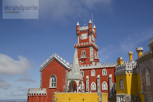 Kapelle im Vordergrund und Uhrturm im Hintergrund  Penna National Palace  Sintra  UNESCO-Weltkulturerbe  Portugal  Europa