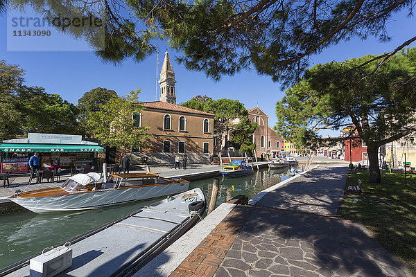 Kanal und schiefer Turm  Burano  Venetien  Italien  Europa