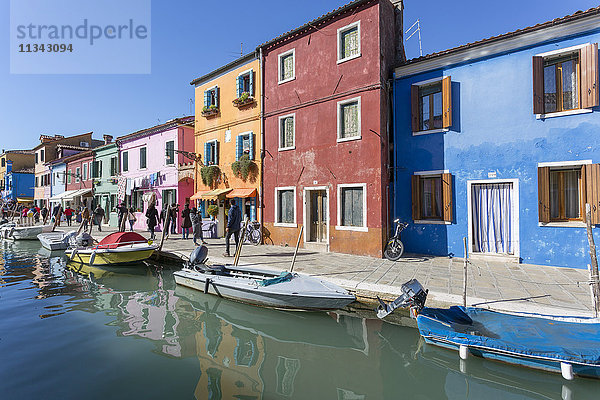 Kanal und bunte Fassade  Burano  Venetien  Italien  Europa