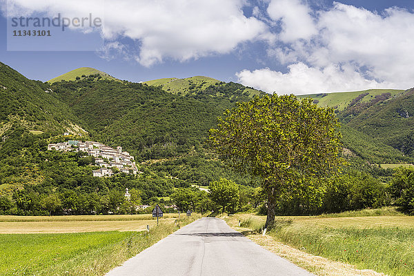 Das Dorf Campi im Nationalpark Monti Sibilini  Umbrien  Italien  Europa