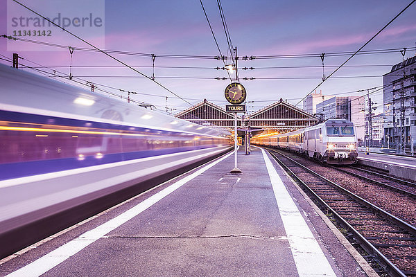 Ein TGV-Hochgeschwindigkeitszug verlässt den Bahnhof in Tours  Indre et Loire  Centre  Frankreich  Europa