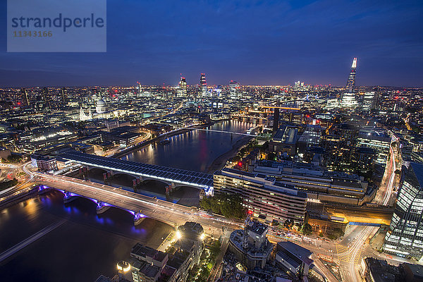 Nächtlicher Blick auf London und die Themse von der Spitze des Southbank Tower mit The Shard  St. Paul's Cathedral und Tate Modern  London  England  Vereinigtes Königreich  Europa