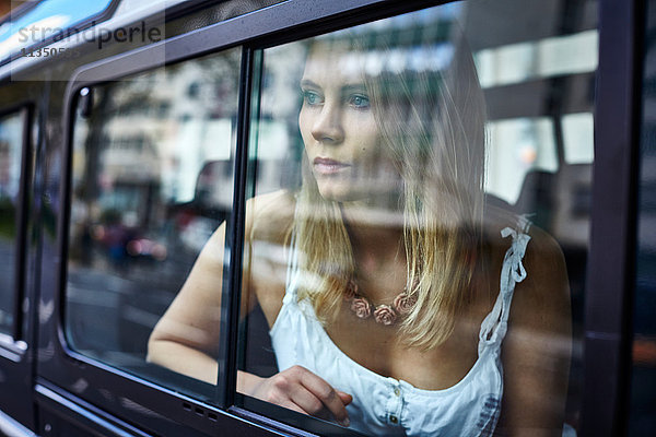 Junge Frau hinter einem Autofenster