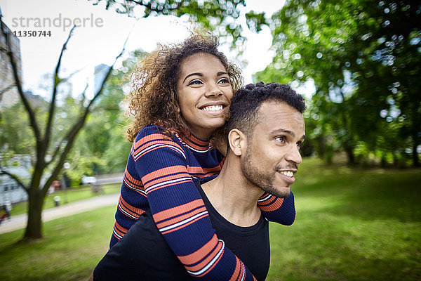 Glückliches junges Paar im Park