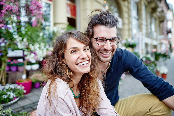 Portrait eines fröhlichen jungen Paares in der Stadt