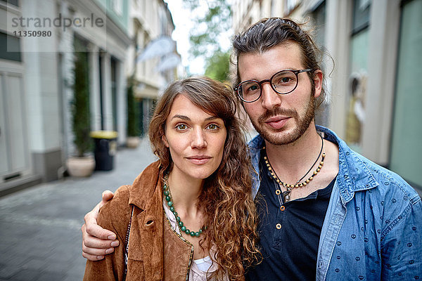 Portrait eines jungen Paares in der Stadt