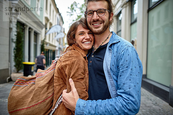 Portrait eines glücklichen jungen Paares in der Stadt