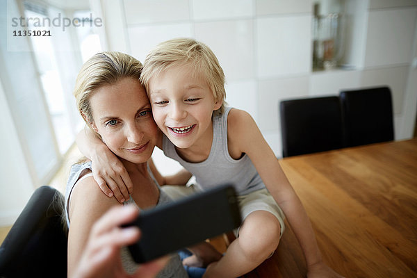 Mutter und Sohn schauen auf ein Handy