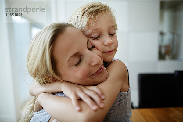 Mutter und Sohn umarmen sich