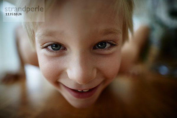Nahes Portrait eines lächelnden Jungen