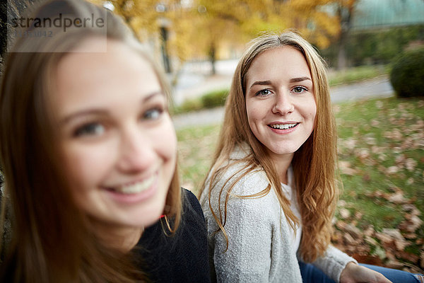 Zwei lächelnde junge Frauen im Freien