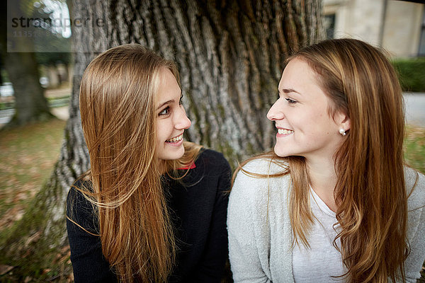 Zwei lächelnde junge Frauen im Freien