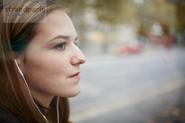 Junge Frau mit Ohrhörern