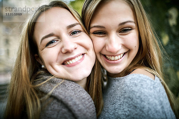 Portrait von zwei lächelnden jungen Frauen im Freien