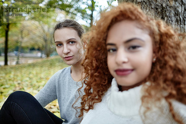 Portrait einer jungen Frau mit Freundin im Park