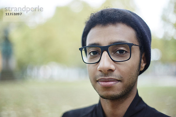 Portrait eines jungen Mannes mit Brille im Freien