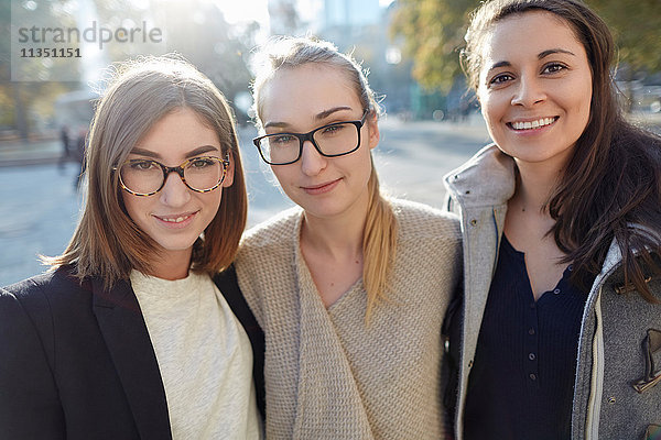 Portrait von drei lächelnden Frauen im Freien