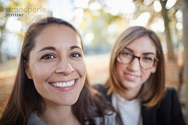 Portrait von zwei lächelnden Frauen im Park