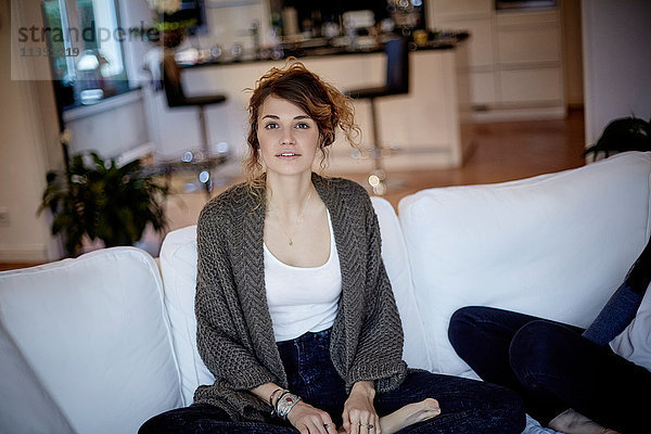 Portrait einer jungen Frau auf der Couch