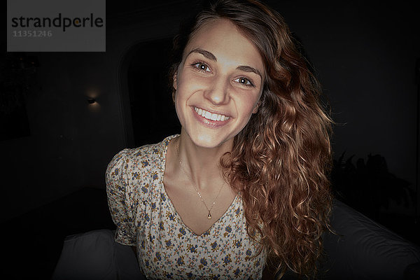Portrait einer lächelnden jungen Frau