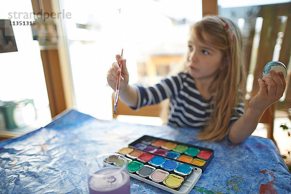 Mädchen malt mit Wasserfarben