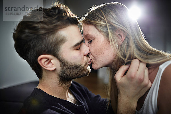Junges Paar küsst sich