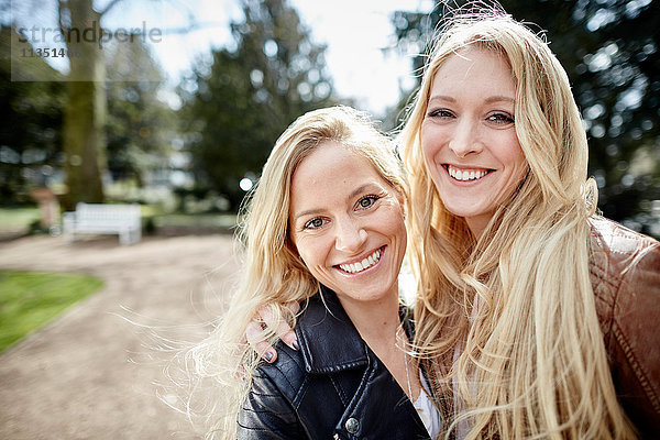 Portrait von lächelnden Freundinnen im Park