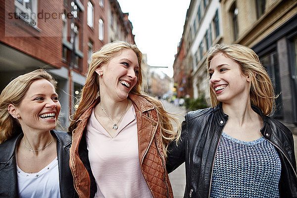 Drei fröhliche Freundinnen in der Stadt