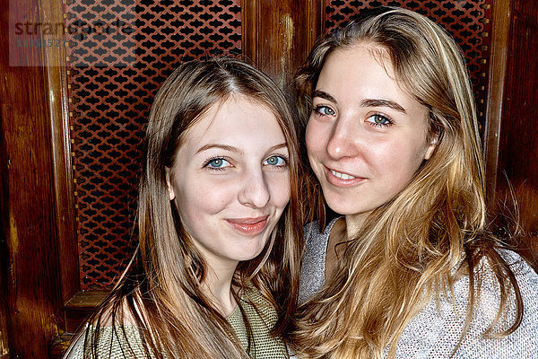 Portrait von zwei lächelnden jungen Frauen