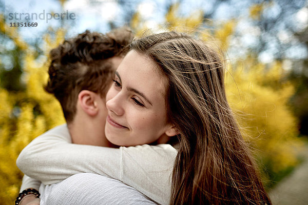 Verliebtes Teenagerpaar umarmt sich im Freien
