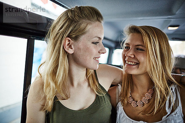 Zwei glückliche junge Frauen im Auto