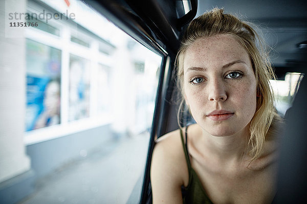 Portrait einer jungen Frau in einem Auto