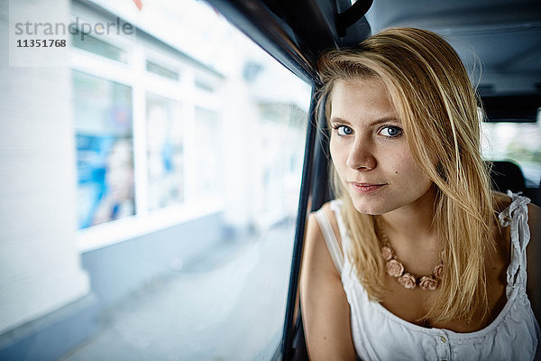 Portrait einer jungen Frau in einem Auto