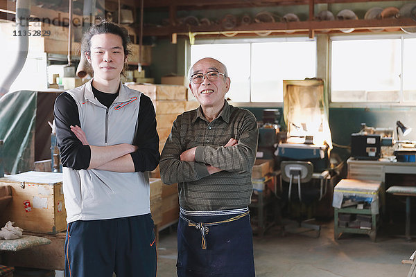 Edo Kiriko - traditionelle japanische Glaskunsthandwerker im Atelier
