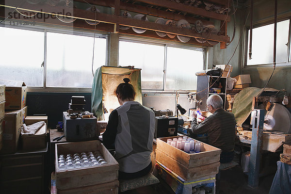 Edo Kiriko - traditionelle japanische Glaskunsthandwerker bei der Arbeit im Atelier