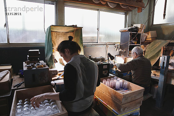 Edo Kiriko - traditionelle japanische Glaskunsthandwerker bei der Arbeit im Atelier