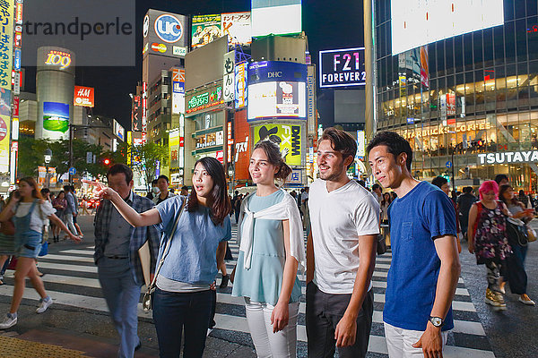 Kaukasisches Paar beim Sightseeing mit japanischen Freunden in Tokio  Japan
