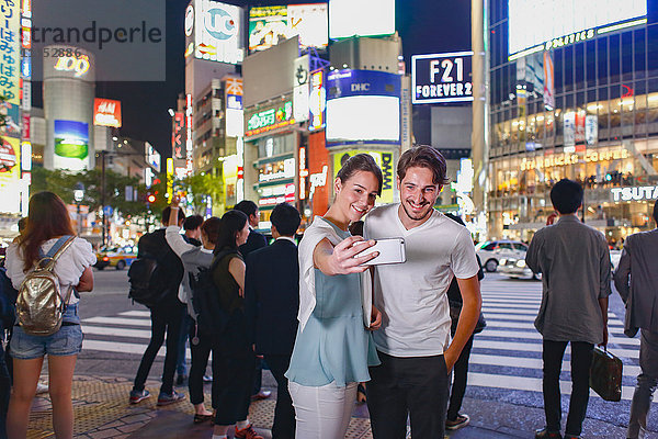 Kaukasisches Paar beim Sightseeing in Tokio  Japan