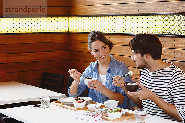 Kaukasisches Paar genießt japanisches Essen in Tokio  Japan