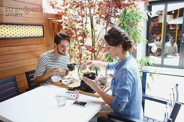 Kaukasisches Paar genießt japanisches Essen in Tokio  Japan