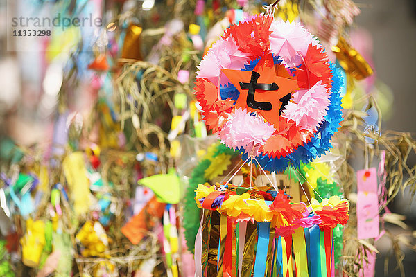 Traditionelle japanische Dekorationen zum Tanabata-Fest