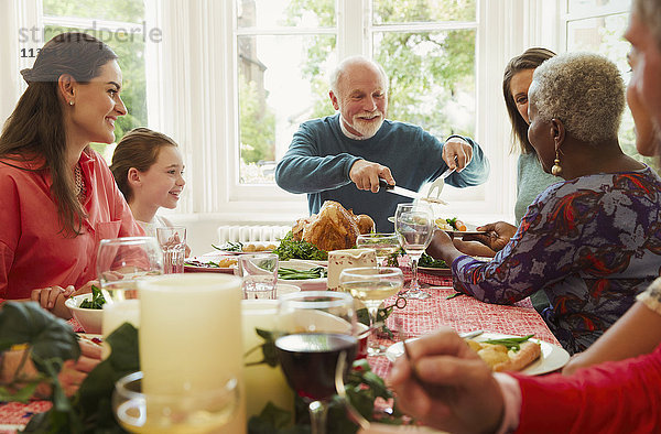 Multi-ethnische Familie genießt den weihnachtlichen Esstisch