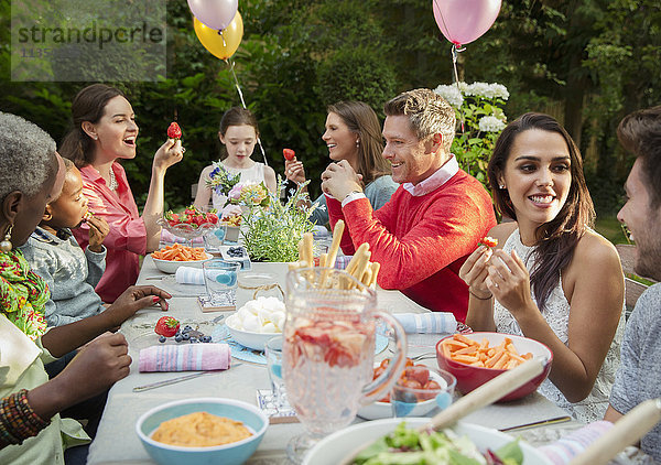 Familie und Freunde genießen Geburtstag Gartenparty auf der Terrasse Tisch