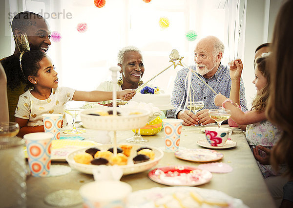 Multiethnische Mehrgenerationen-Familie feiert Geburtstag bei Tisch