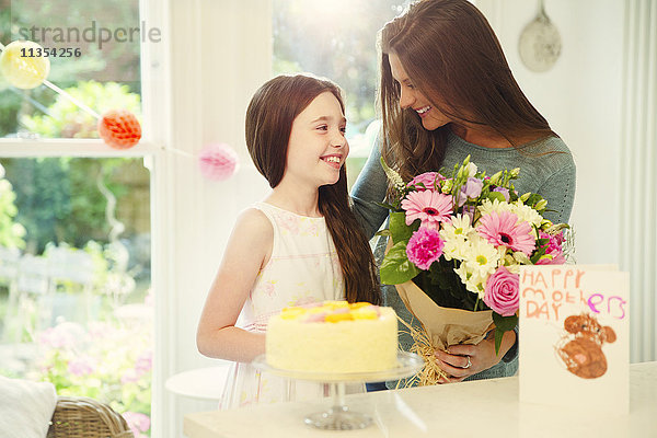 Zärtliche Tochter schenkt Mutter am Muttertag Blumenstrauß