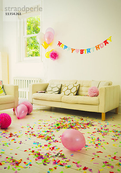 Geburtstagsschild  Ballons und Konfetti im Wohnzimmer