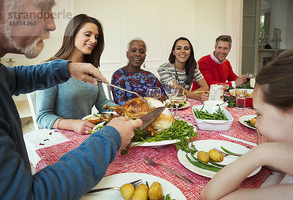 Familie genießt Weihnachts-Truthahn-Dinner am Tisch