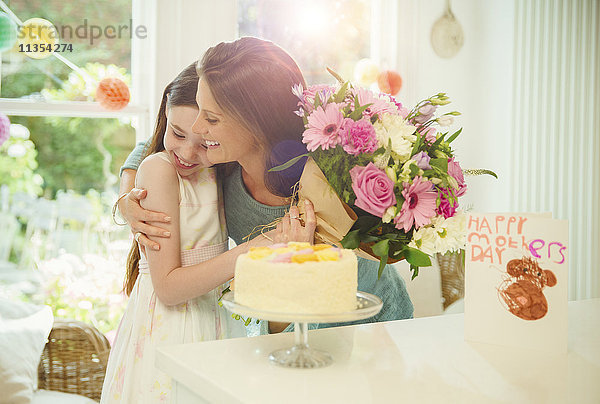 Zärtliche Tochter schenkt Mutter am Muttertag Blumenstrauß